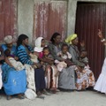 予防接種を受けに来て、語らうお母さんたち（エチオピア）