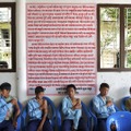 中学校で予防接種を終えた子どもたち（ネパール）