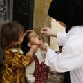 予防接種を受ける子ども（シリア）