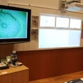 電子黒板、PC、大型テレビ、デジタル顕微鏡、メディアプレーヤーなどが用意された教室。生徒の机にはタブレット