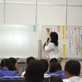 ホワイトボードにまとめる青山教諭 国語