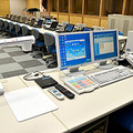 パソコン教室の教壇。先生は生徒すべてのパソコン利用状況を把握・管理できる