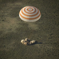 中継映像では見られなかったものの、予定通りにカザフスタンの草原に着陸したソユーズ宇宙船。