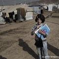 シリア難民のためのテントの学校に登校する女の子（イラク）