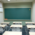 7～8人が一緒に勉強できる広さの教室が2つ用意されている