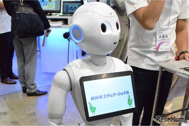 来場者に説明を行うロボットのPepper（NHKエディケーショナル）