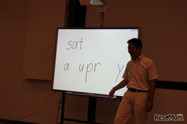 電子黒板を使った授業の実際。黒板に書いた文字を並べ替えて正しいスペルにしていく