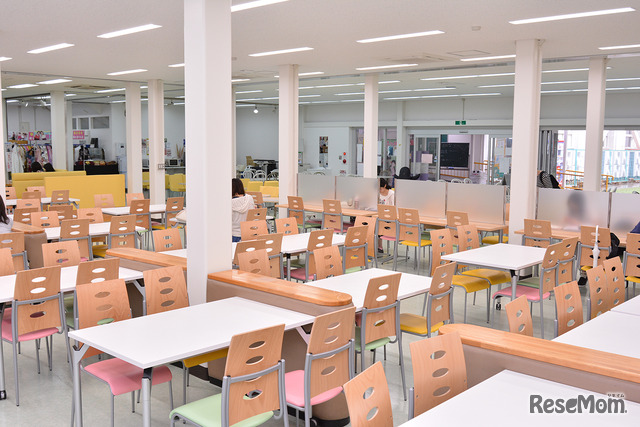 学園内には、学生ホールや多目的スペース「プラスちゃんルーム」が充実している