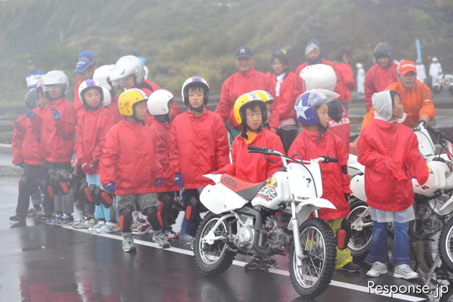09年の三宅島バイクイベントでは、親子キャンプに参加した島内の子供たちもライディングを披露した