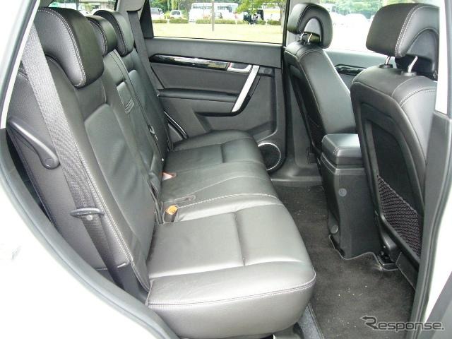 2列目席の膝回り空間は身長172cmのドライバーの背後で約140mmと、多くの国産SUV（2列シート）より狭い