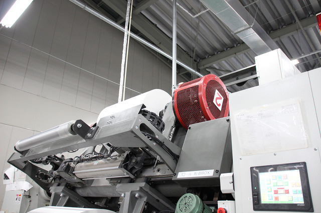 中紙は機械に巻き上げられ、罫線の印刷工程へ進む