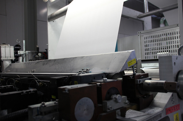 巻き上げられた中紙は、機械によって罫線が印刷されます