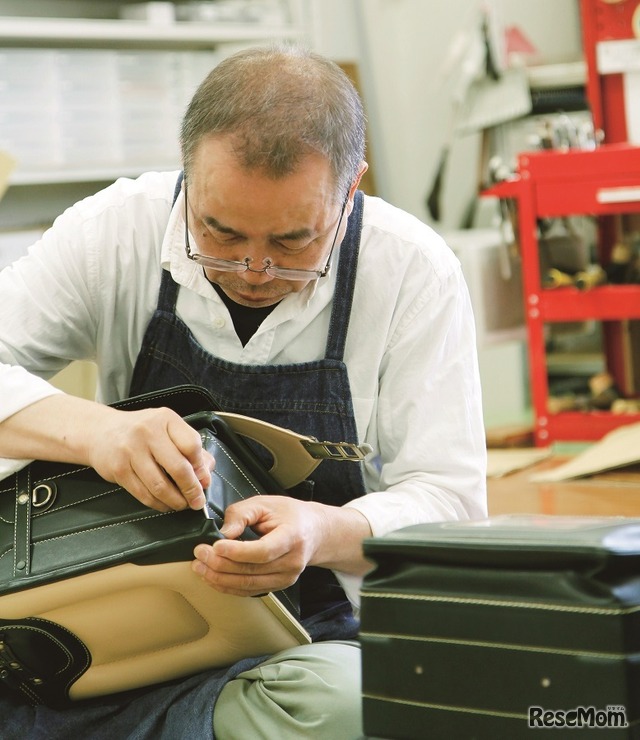 土屋鞄製造所は、創業51年。職人の手仕事によるランドセルづくりを続けている
