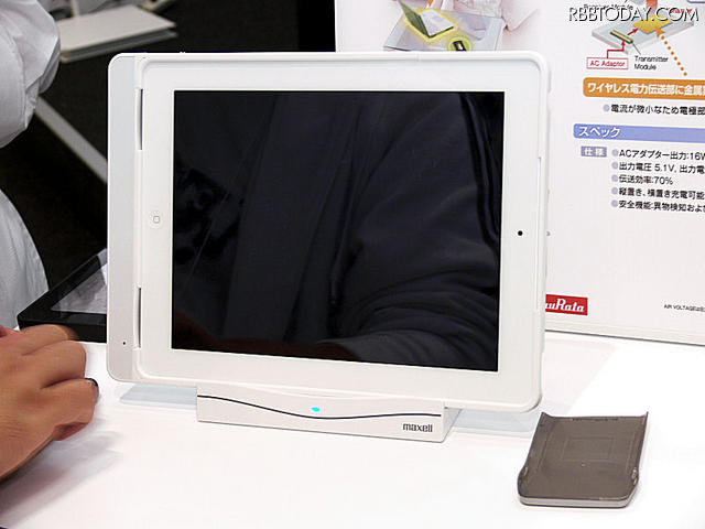 発表されたばかりのiPad2用ワイヤレス充電スタンド「エアボルテージ for iPad2」。購入を検討している人は、カバー装着時の感触などを確かめるために、実際に手に持ってみるとよいだろう。