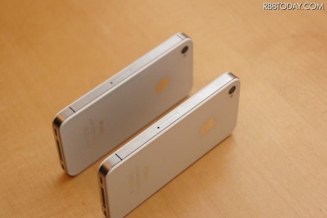 iPhone 4S、アンテナが変わった！ 速度は14.4Mbpsに  奥がiPhone 4Sで手前がiPhone 4。側面のパネル処理がことなる