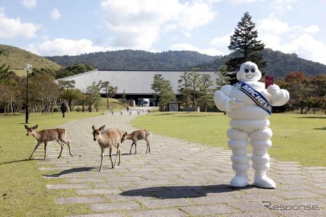 奈良の鹿とミシュランマン＝ビバンダム（奈良県新公会堂前）