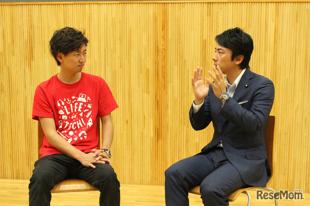 ライフイズテック代表取締役CEOの水野雄介氏（左）と小泉進次郎氏（右）