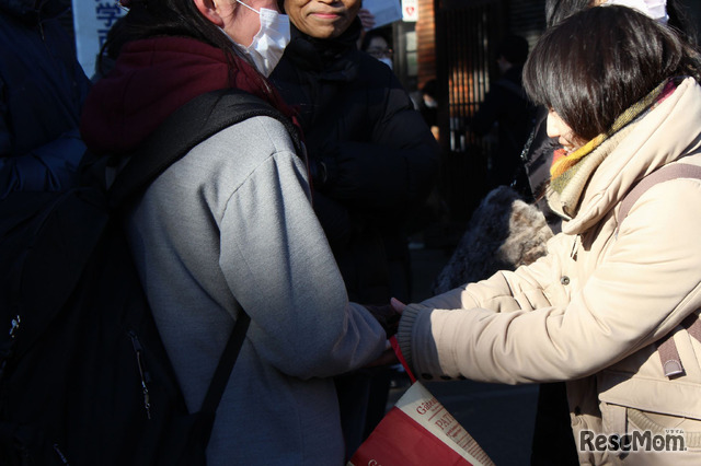 一橋大学国立キャンパス試験場では、受験生の応援にかけつけた関係者の姿が見られた。手を握りしめ、笑顔でエールを送る