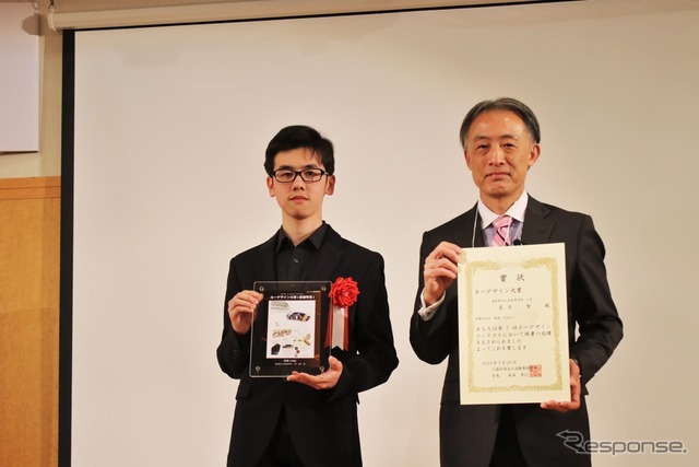 第7回カーデザインコンテストでカーデザイン大賞を受賞した岩片智君　東京都立工芸高等学校2年(左)