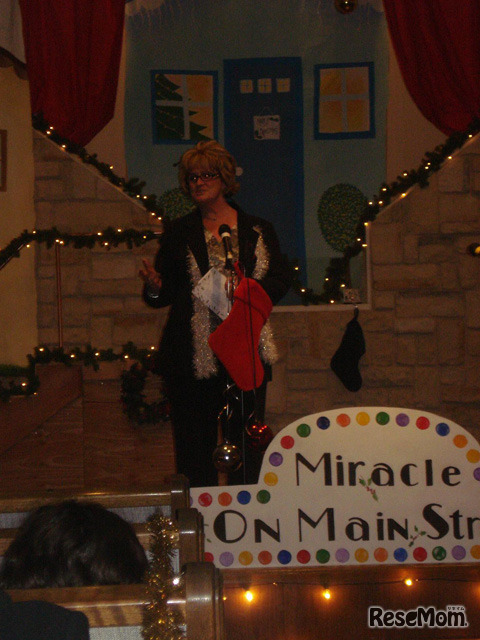 コミュニティのクリスマス会で挨拶をするモーガンヒル町長 