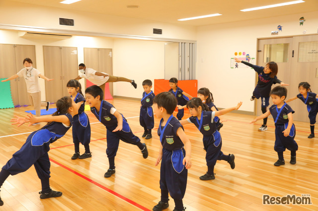 年長の運動プログラム「Ninja遊び」。担任のほか専任スタッフが指導する