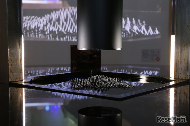 磁性流体と音で「磁石」のはたらきを感じるダイナミックな展示