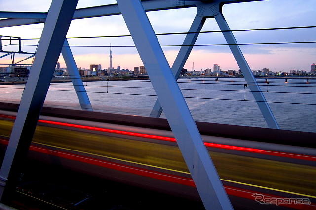 東京メトロ東西線を走る東葉高速2000系