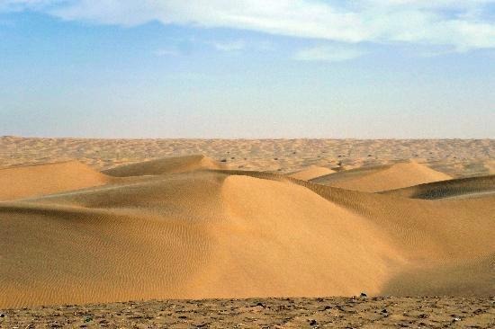 生きては戻れない!?　死の砂漠……タクラマカン砂漠 / 新疆ウイグル自治区