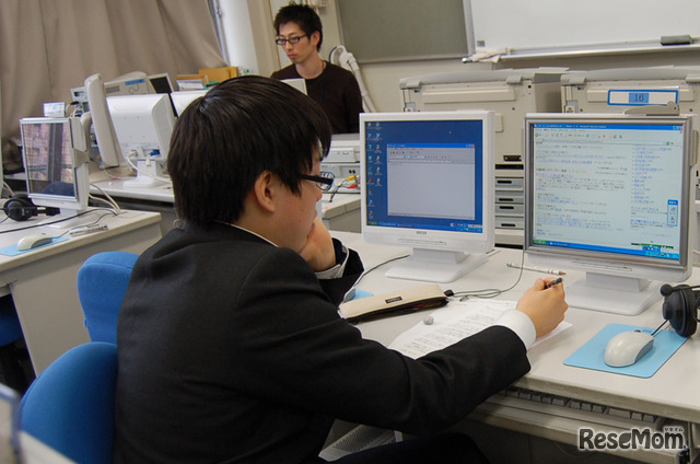 講師のパソコン画面は、各生徒のパソコン画面の横（この席では左側）に設置されたモニターから閲覧できるようになっている