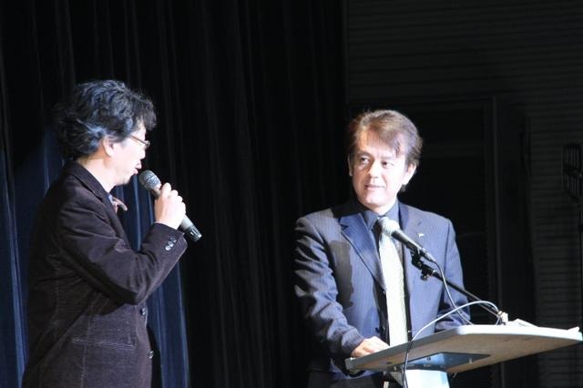 新ウルトラマンについて発表する製作統括プロデューサー 岡崎聖氏（右）とアベ ユーイチ監督（左）