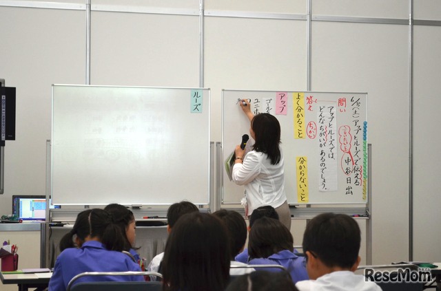 ホワイトボードにまとめる青山教諭 国語