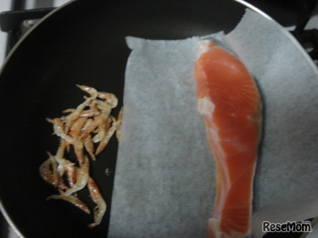 （2）-【1】の鮭と（3）-【1】の桜海老は同じフライパンで