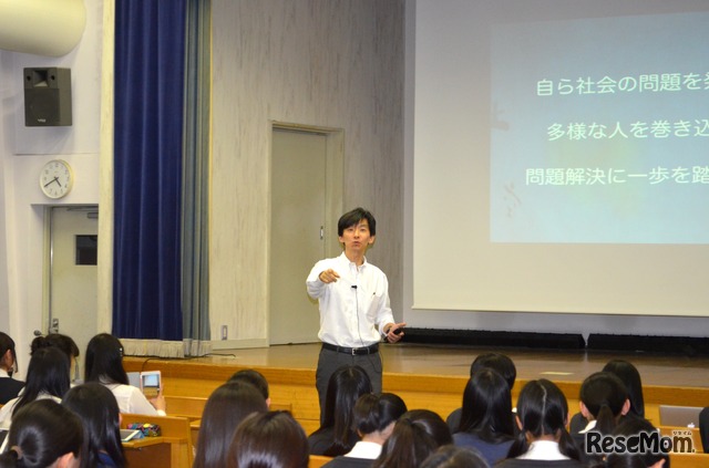 模擬授業でiPad miniの活用事例を生徒から引き出す神谷岳先生