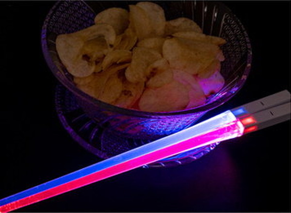 LEDライト内蔵、食事中にも光る「ゲーミング箸」販売開始 3枚目の写真・画像 | リセマム