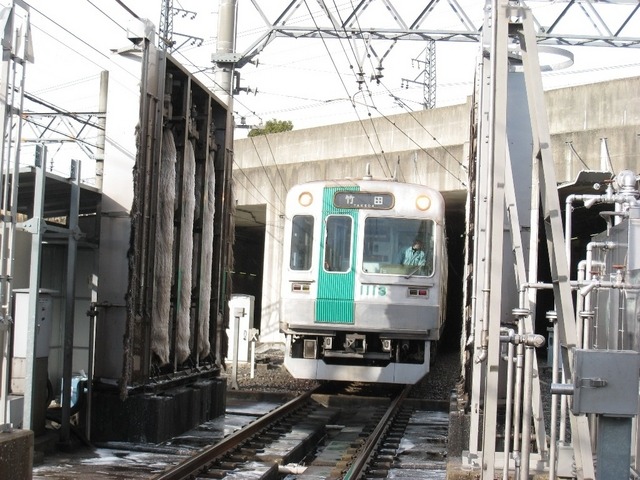 京都市交通局は8月に地下鉄・市バスの見学会を計4回実施する。写真は洗浄機を通過する地下鉄車両の様子。
