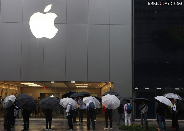 2015年のiPhone 6sシリーズの発売の様子。東京・銀座のAppleStore（C）Getty Images