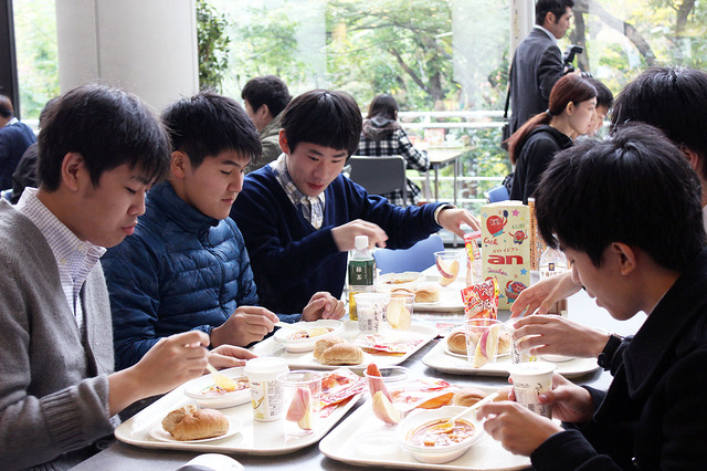 早稲田大学「腸温活プロジェクト」　50円朝食を頬張る学生ら