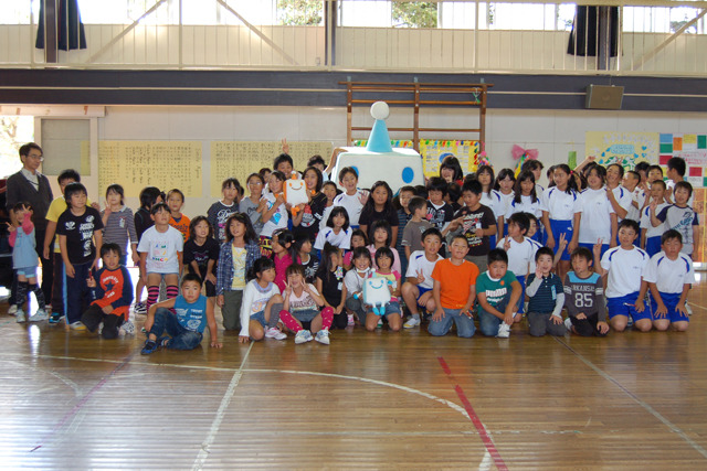 南三陸町・戸倉小学校の子どもたちとちょボット