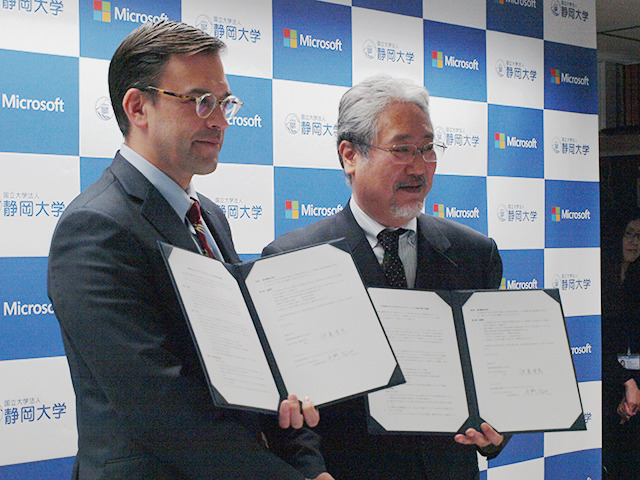 （左から）日本マイクロソフトの平野拓也 代表取締役社長、国立大学法人静岡大学の伊東幸宏 学長