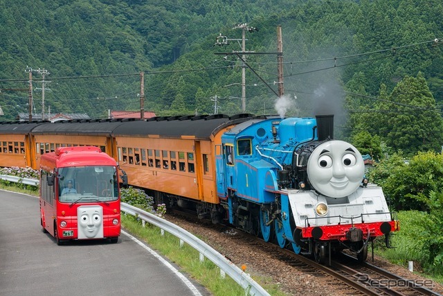 今年も運行される大井川鐵道の『きかんしゃトーマス号』。「バスのバーティー」（左）も運行される。 (C)2017 Gullane [Thomas] Limited.