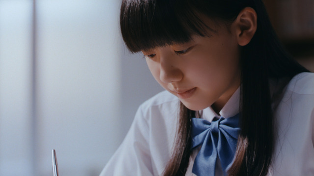 「天才はいない。」などのキャッチコピーが印象的な早稲田アカデミー。広告キャラクターの芦田愛菜は、新CMで勉強に部活にまっすぐな女子中学生を演じた
