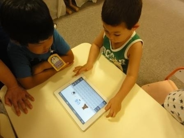 iPadを操作する生徒