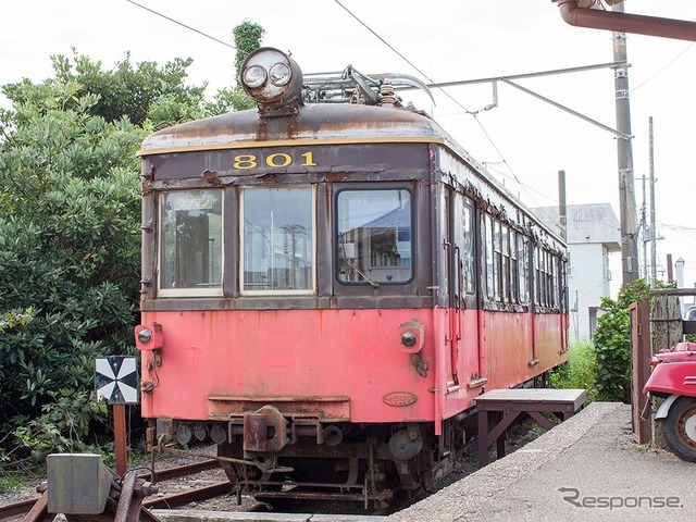 外川駅で留置されているデハ801。10月7日14時からオリジナル状態での公開が始まり、翌日以降は、平日が9時から15時まで、土休日が9時から16時30分まで公開。ただし、修復作業期間の10月24日から11月4日までは公開が中止される。