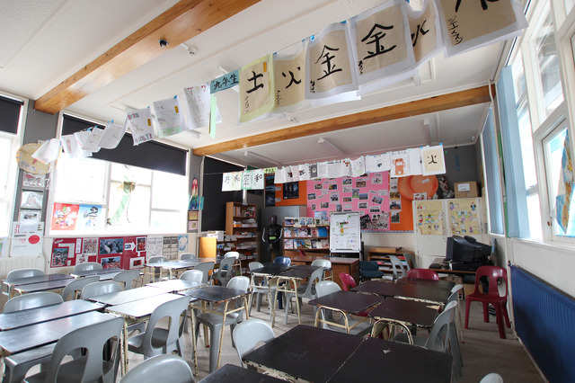 スポッツウッド・カレッジ　校内のようす。写真は日本語教室。外国語として日本語を取得する生徒が利用するそうだ。桃のオブジェはKurtisさんのお母さまの手作り