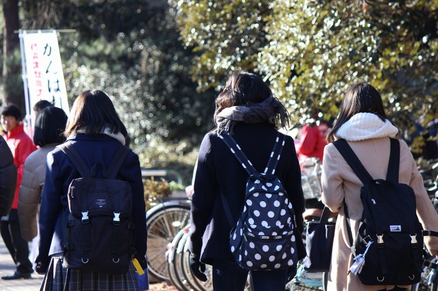 センター試験2018のようす　写真は一橋大学国立キャンパス・西キャンパス前