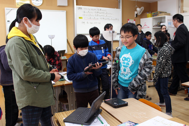 2018年1月26日、佐賀県多久市立東原庠舎中央小学校で行われた公開授業のようす（写真は理科の時間）ふりこで重さをはかる実験中。タブレットを利用して、結果を記録していく