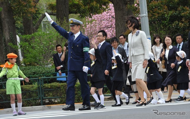 吉田総監と並んで横断歩道を渡る訓練に参加した台東区立忍岡小学校の新1年生たち