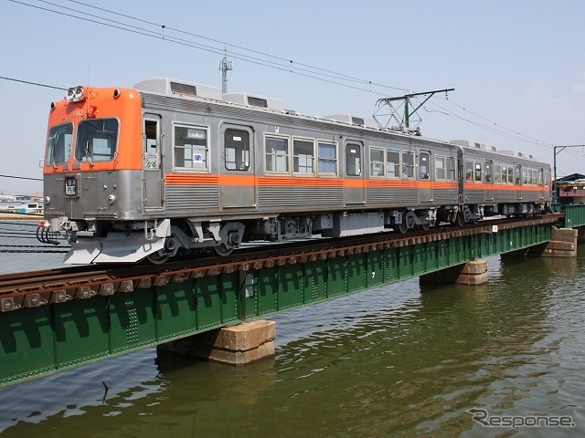 浅野川線を走る、元京王電鉄井の頭線用3000系の8000系電車。新元号記念列車の乗客にはヘッドマーク型マグネットがプレゼントされる。