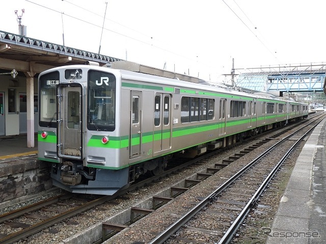 妙高高原駅で発車を待つ妙高はねうまラインの列車。妙高高原駅からの場合、日本海ひすいラインの能生（のう）駅以遠まで利用すれば、「トキ鉄18きっぷ」の方が割安となる。