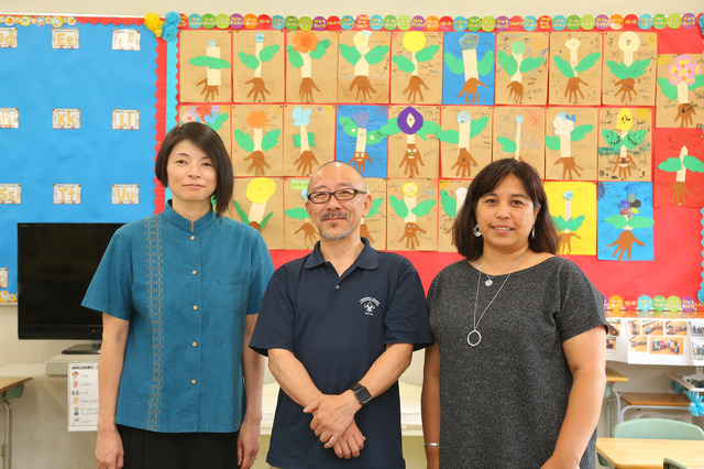 左から、横須賀学院小学校 英語科教諭 阿部志乃先生、小出啓介校長、英語科教諭 ジョジェット ・ウィルソン先生
